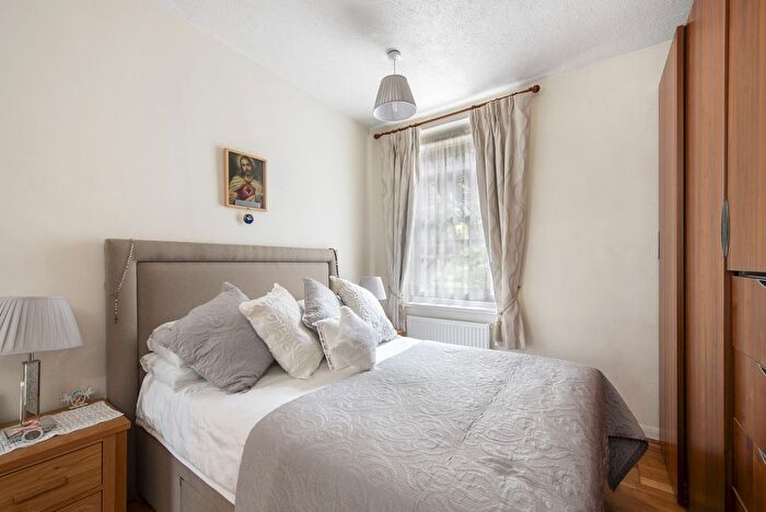2 Bedroom Flat For Sale In Lancaster West, London, W11