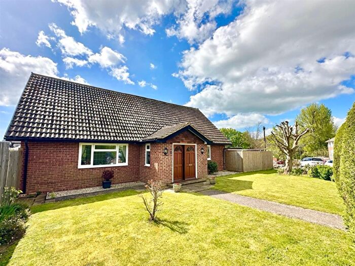 4 Bedroom Chalet For Sale In Tiverton Drive, Bexhill-On-Sea, TN40