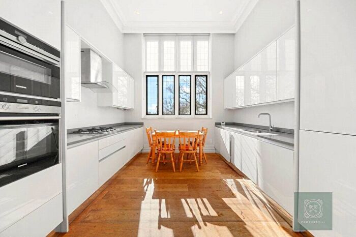 2 Bedroom Flat To Rent In Courtyard House, London, NW7