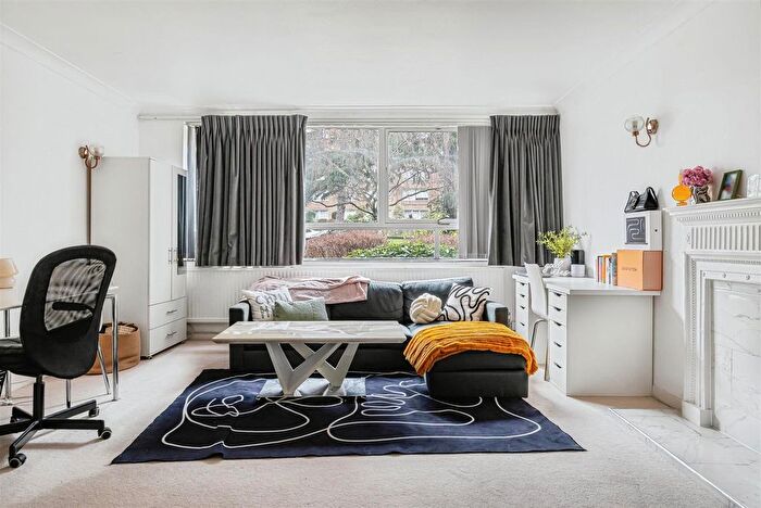 3 Bedroom Flat To Rent In Station Road, Hendon, London, NW4