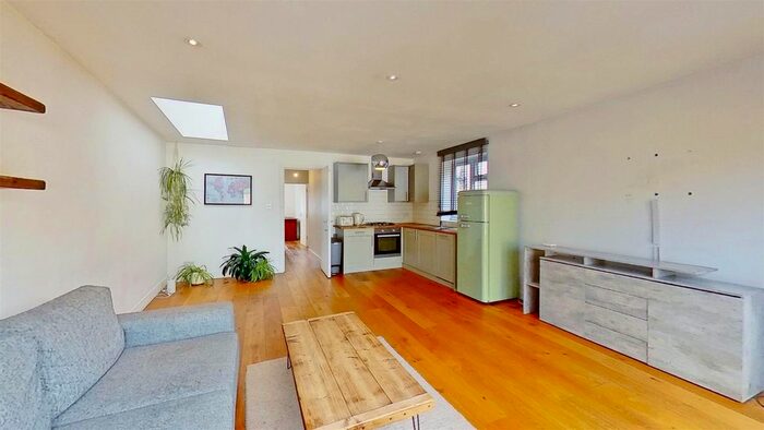 3 Bedroom Flat To Rent In Durnsford Road, London, SW19