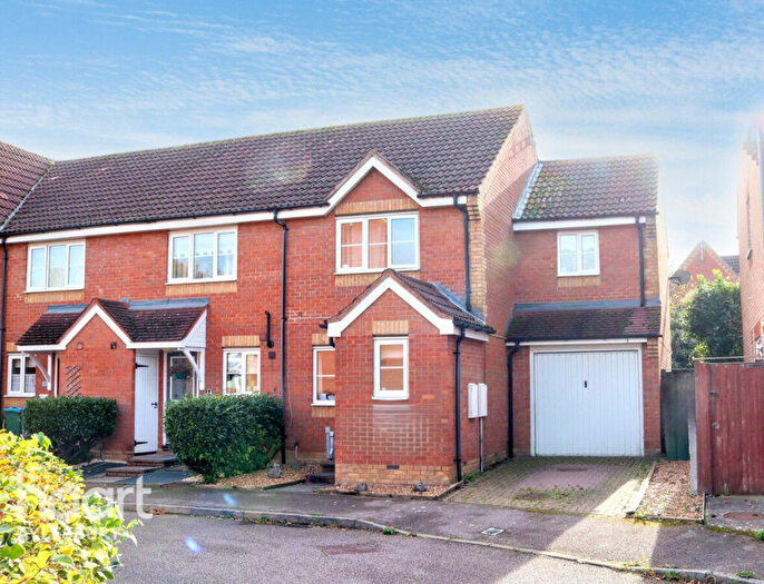 3 Bedroom End Of Terrace House For Sale In Hinds Way, Aylesbury, HP21