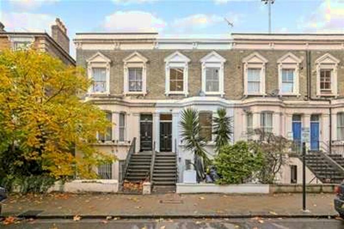 2 Bedroom Maisonette Flat To Rent In Loftus Road, Shepherds Bush, W12