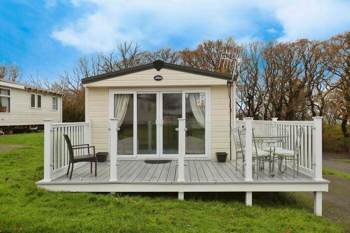 2 Bedroom Park Home For Sale In Thorness Lane, Cowes, Isle Of Wight, PO31