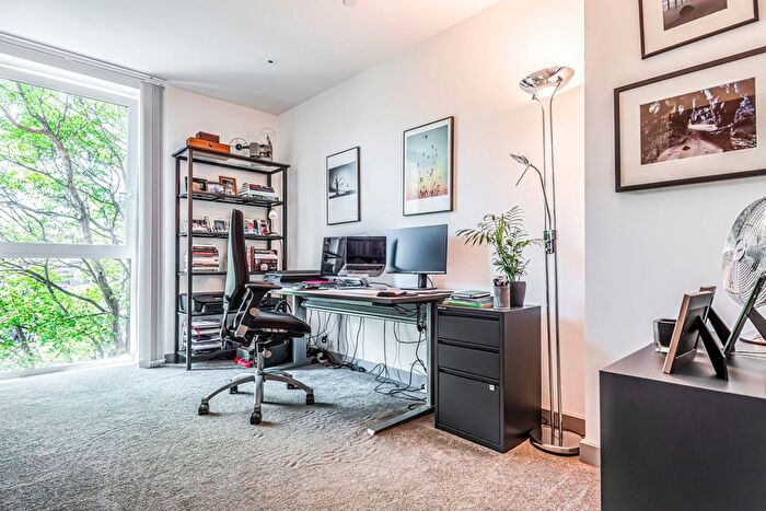3 Bedroom Flat To Rent In Long Lane, Taper Building, SE1