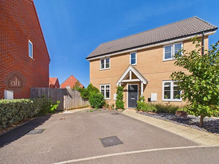 3 Bedroom Semi-Detached House For Sale In Redwood Drive, Bury St. Edmunds, IP32