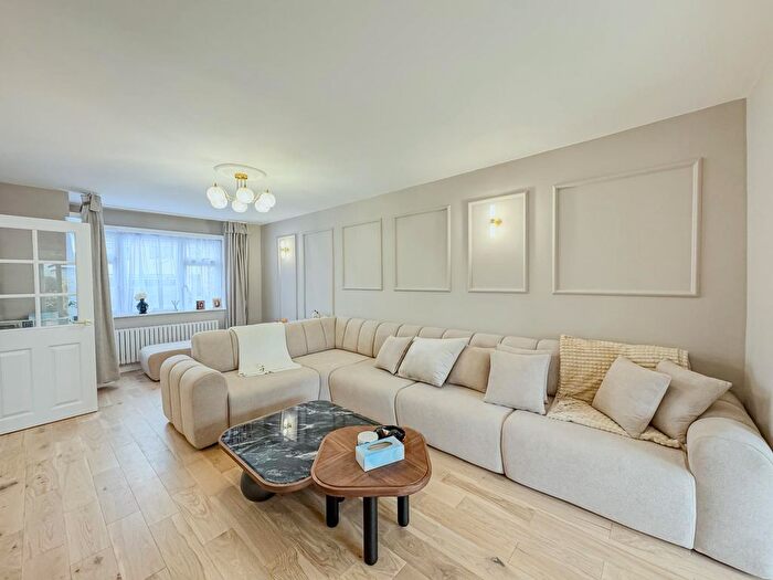 3 Bedroom Terraced House To Rent In Maybank Ave, RM12