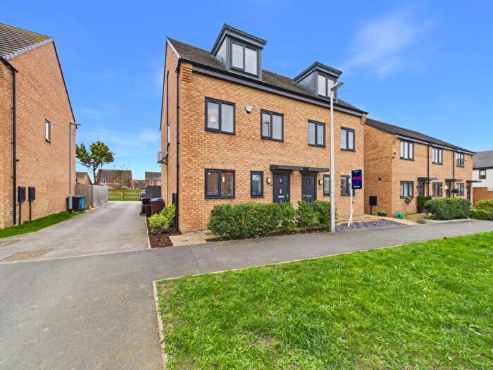 3 Bedroom Semi Detached House For Sale In Gypsy Moth Lane, Kingswood, Hull, HU7