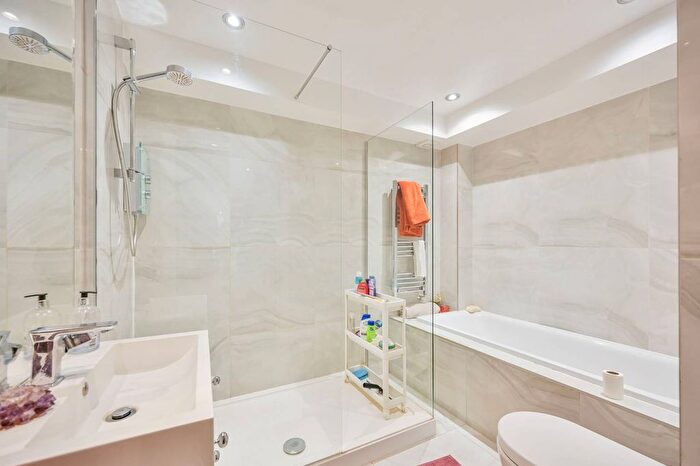 3 Bedroom Flat To Rent In Colney Hatch Lane, Muswell Hill, London, N10