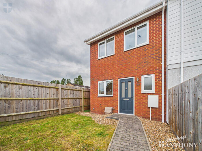 2 Bedroom End Of Terrace House For Sale In Russell Avenue, Aylesbury, HP21