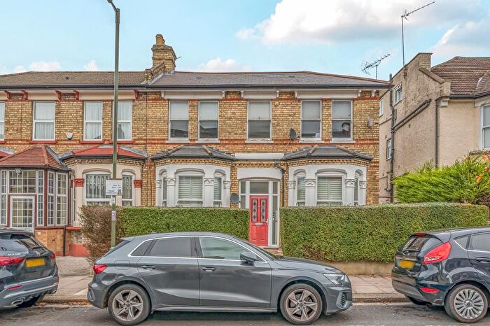 2 Bedroom Maisonette For Sale In Station Road, Finchley, N3