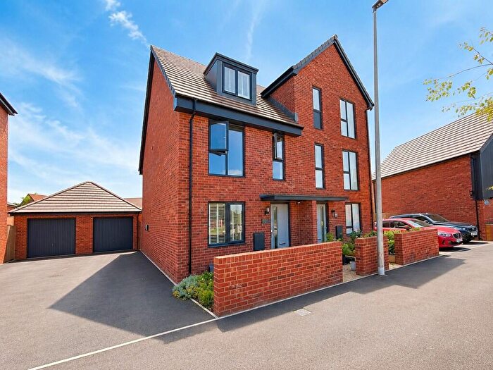 3 Bedroom Semi-Detached House For Sale In Dowsell Way, Yate, BS37