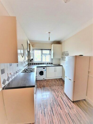 2 Bedroom Flat To Rent In Bushey Hall Road, Bushey, WD23