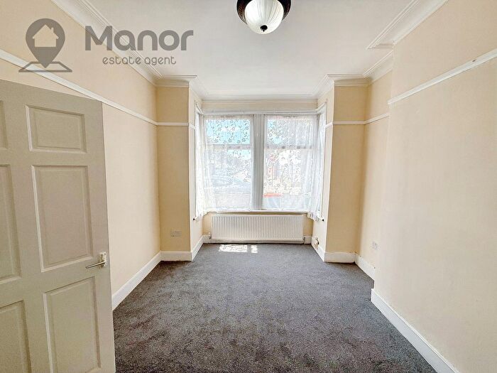 3 Bedroom End Of Terrace House To Rent In Rixsen Road, Manor Park, E12