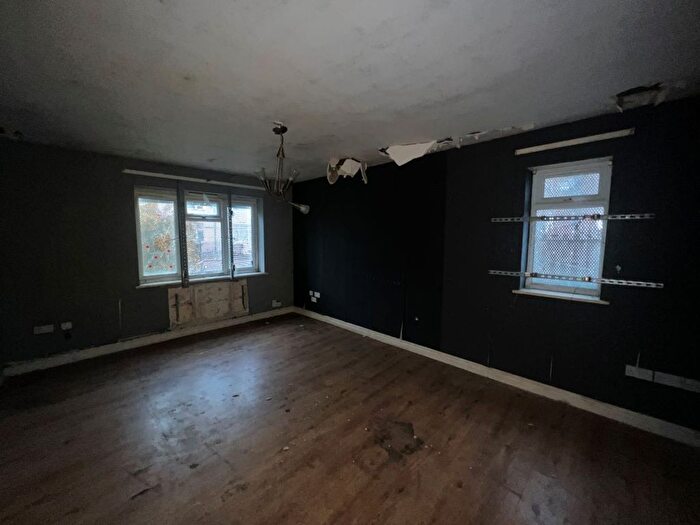 5 Bedroom Semi-detached House For Sale In Dawson Street, Walsall, WS3
