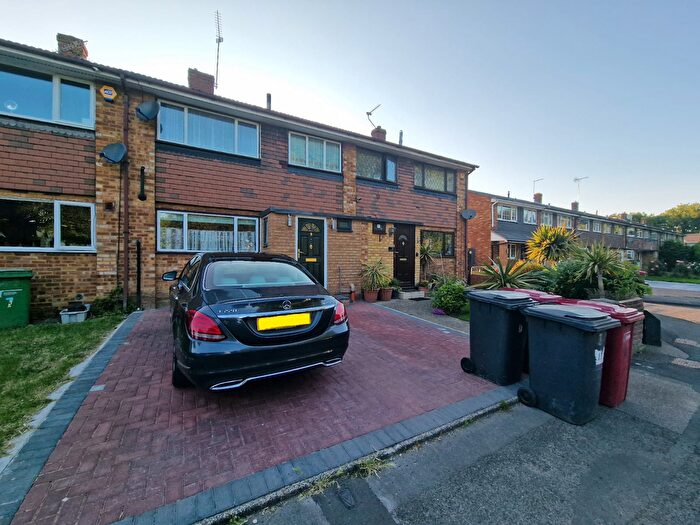 4 Bedroom Semi-Detached House To Rent In Springate Field, Slough, SL3