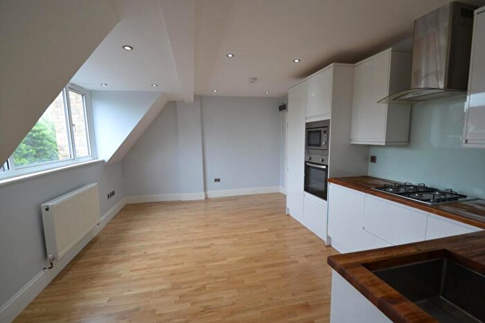 1 Bedroom Flat To Rent In High Street, Hoddesdon, Hertfordshire, EN11