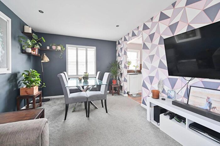 2 Bedroom Flat For Sale In Fourdrinier Way, Hemel Hempstead, HP3