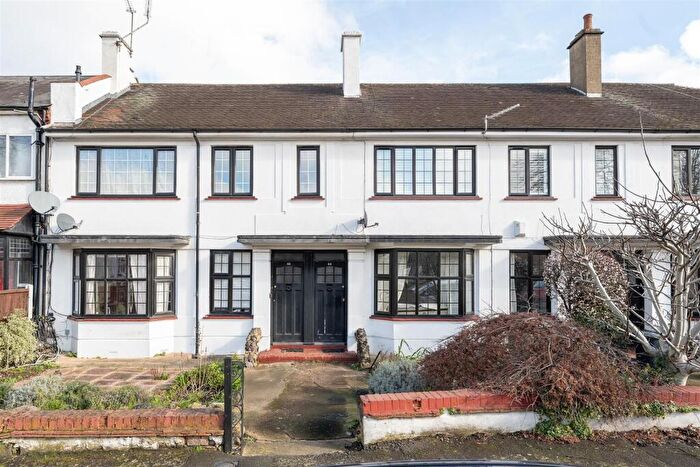 2 Bedroom Apartment For Sale In Cambridge Road, Wanstead, E11