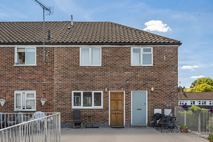 2 Bedroom Maisonette For Sale In Marshall Parade, Coldharbour Road, Woking, Surrey, GU22