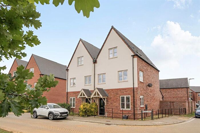 3 Bedroom Town House For Sale In Bailey Road, Banbury - Garage And Parking, OX16