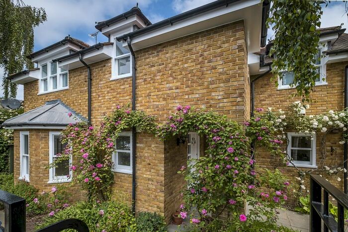 3 Bedroom Detached House To Rent In Newport Road, London, SW13
