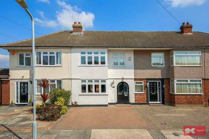 3 Bedroom Terraced House For Sale In Woodside Close, Rainham, RM13