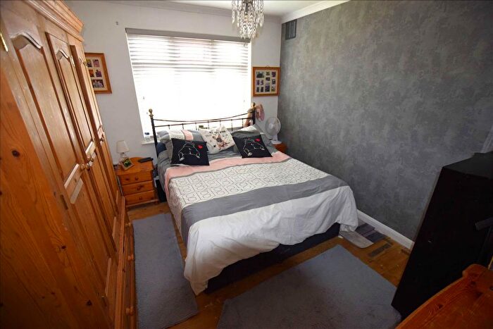 2 Bedroom Flat For Sale In Marlborough Road, Hanworth, Middlesex, TW13