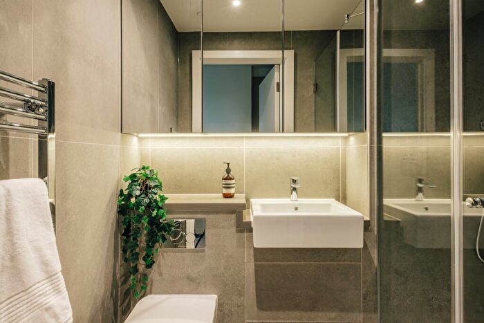3 Bedroom Penthouse To Rent In Canal Club, London, E9