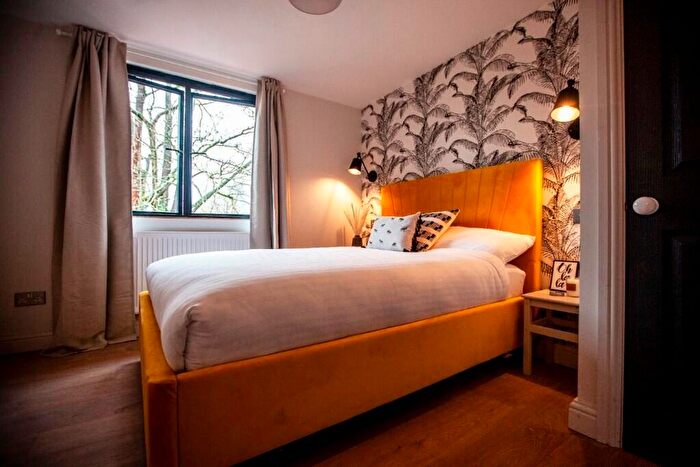 6 Bedroom Semi-Detached House To Rent In Northen Grove, Manchester, M20