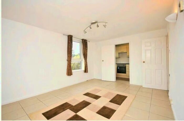 2 Bedroom Flat To Rent In Ross Road, London, SE25