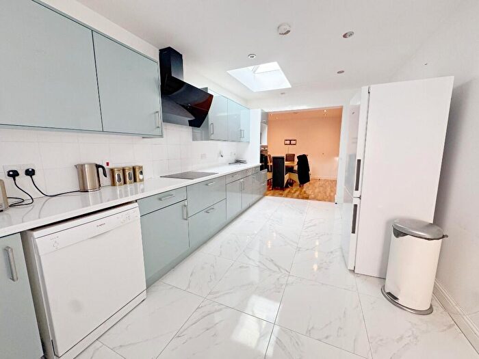 5 Bedroom Semi-Detached House To Rent In Holmdale Road, BS34