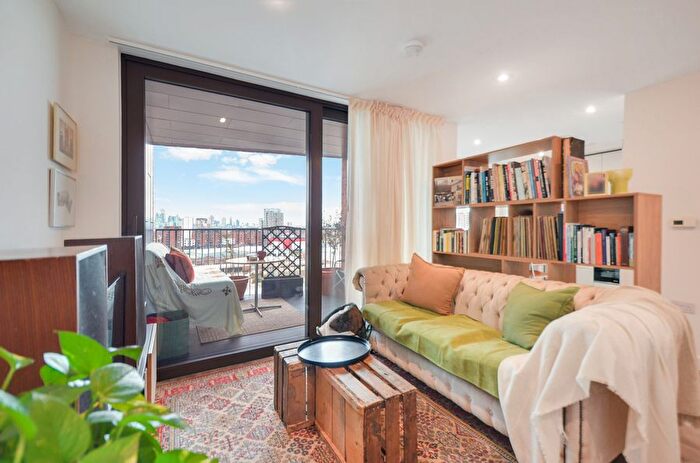 2 Bedroom Flat For Sale In Gillender Street, London, E3