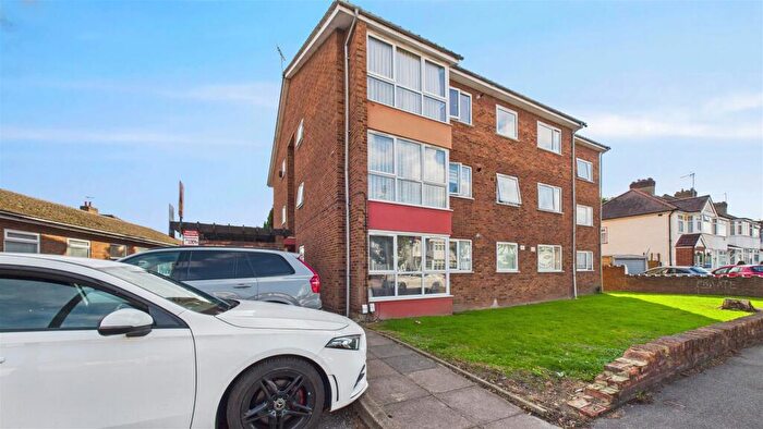 2 Bedroom Flat For Sale In Addison Road, Enfield, EN3