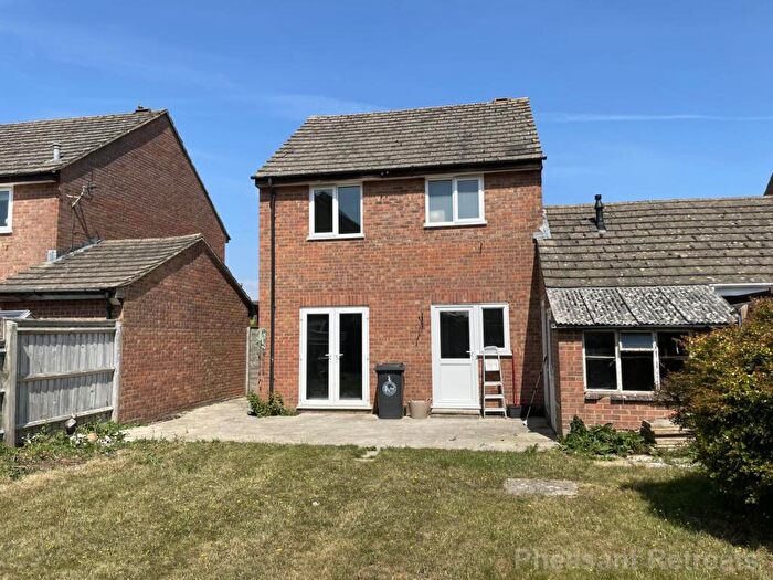 3 Bedroom Detached House To Rent In Alderley Close, Carterton, OX18