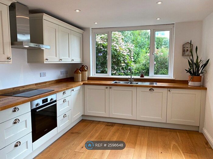 2 Bedroom Bungalow To Rent In North Parade, Falmouth, TR11