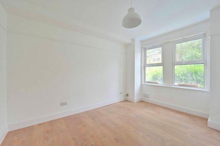 2 Bedroom Flat To Rent In Bronson Road, Raynes Park, London, SW20