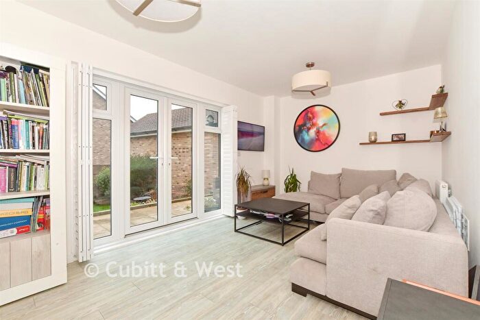 3 Bedroom Detached House For Sale In Barnfield, Billingshurst, West Sussex, RH14