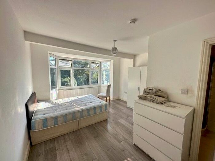 Studio To Rent In Midstrath Road, Neasden, NW10