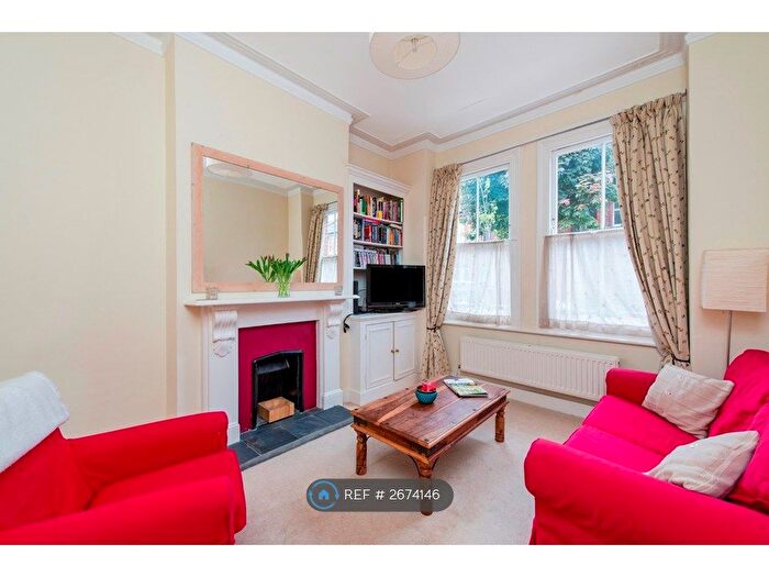 2 Bedroom Flat To Rent In Battersea, London, SW8