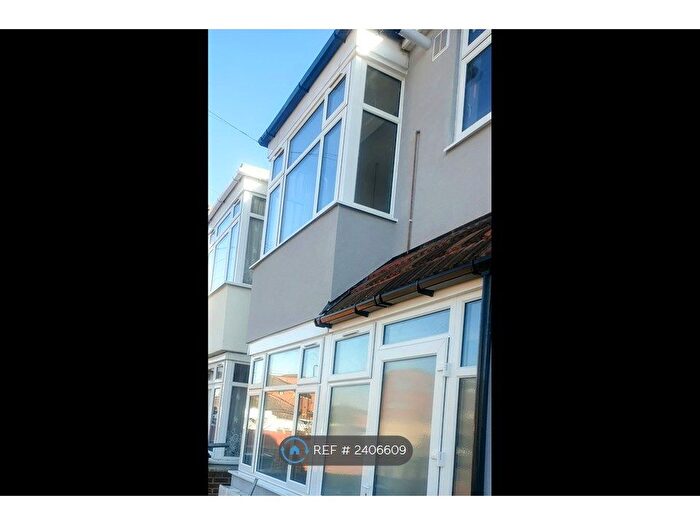 3 Bedroom Flat To Rent In Greenland Crescent, Southall, UB2