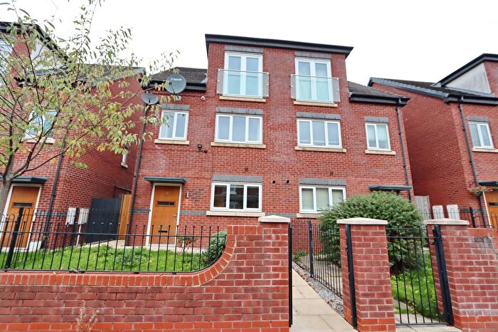 4 Bedroom Semi Detached House To Rent In Kingswood Road, Prestwich, M25