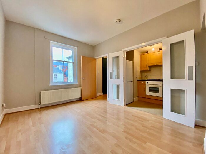 1 Bedroom Flat To Rent In Patriothall, Stockbridge, Edinburgh, EH3