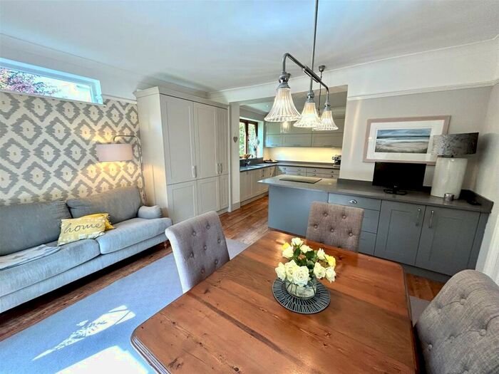 4 Bedroom Detached House For Sale In Edwin Road, Rainham, Gillingham