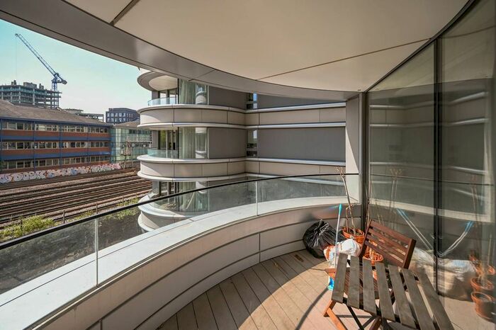 2 Bedroom Flat To Rent In Albert Embankment, Vauxhall, London, SE1