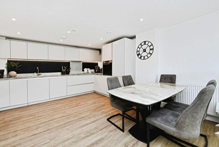 2 Bedroom Flat For Sale In Kings Road, Brentwood, Essex, CM14