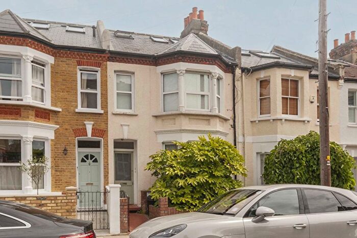 3 Bedroom Flat For Sale In Fircroft Road, London, SW17