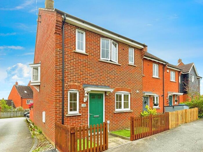 3 Bedroom End Of Terrace House For Sale In Leys Close, Aylesbury, HP19