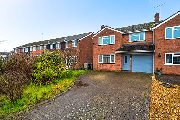 3 Bedroom End Of Terrace House For Sale In Hamble Avenue, Blackwater, GU17