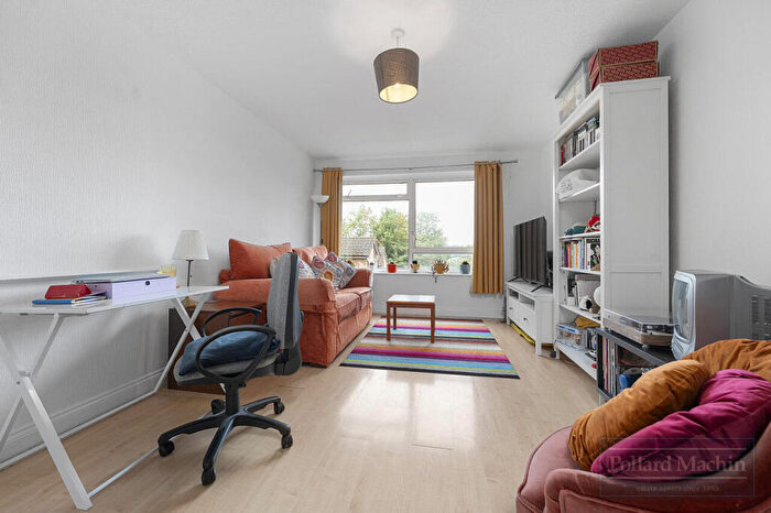 2 Bedroom House For Sale In Hillside Road, Whyteleafe, CR3